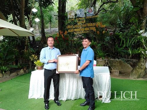 Giám đốc Sở Du lịch Hà Nội Trần Đức Hải tặng quà lưu niệm cho Phó Giám đốc Phụ trách Sở Văn hóa, Thể thao và Du lịch Ninh Thuận